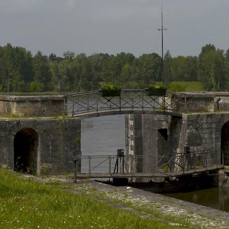 Chambre D'Hotes Face A Briare Eksteriør billede