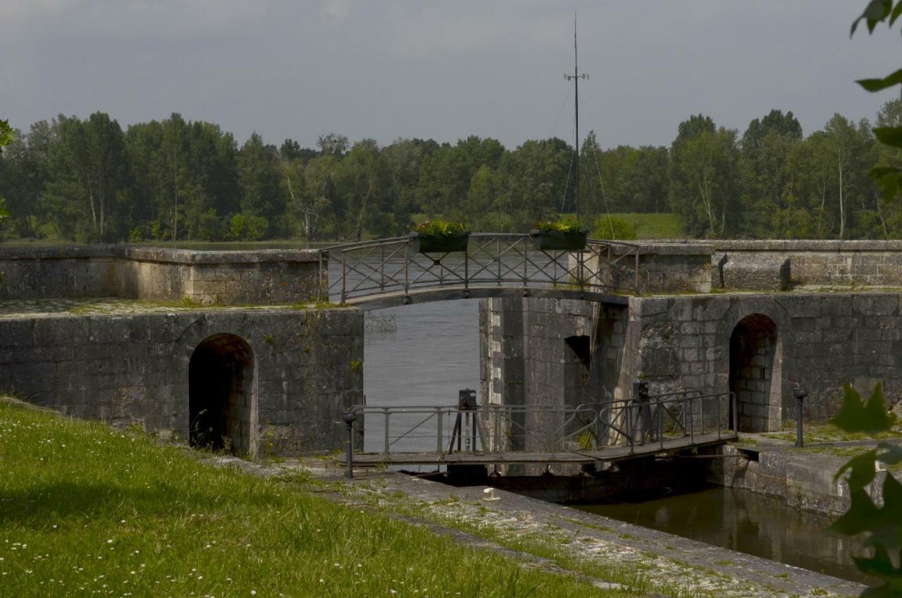 Chambre D'Hotes Face A Briare Eksteriør billede